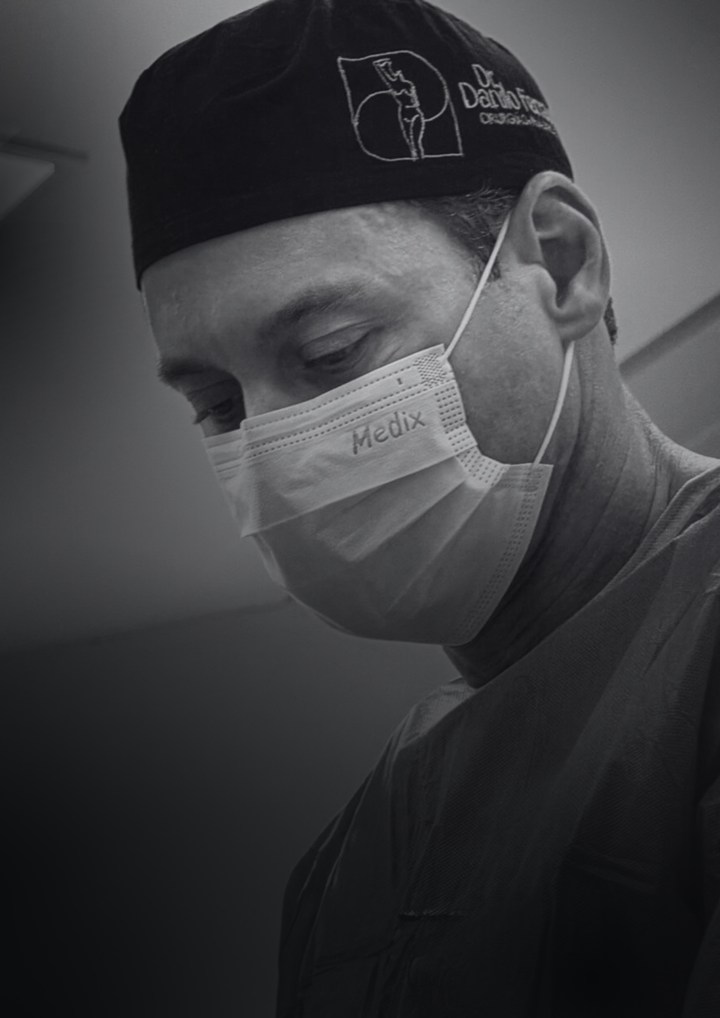 Dr. Danilo Ferraz em cirurgia